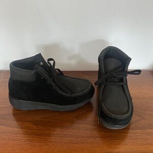 Woman’s Fit Flop Suede Ankle Boots